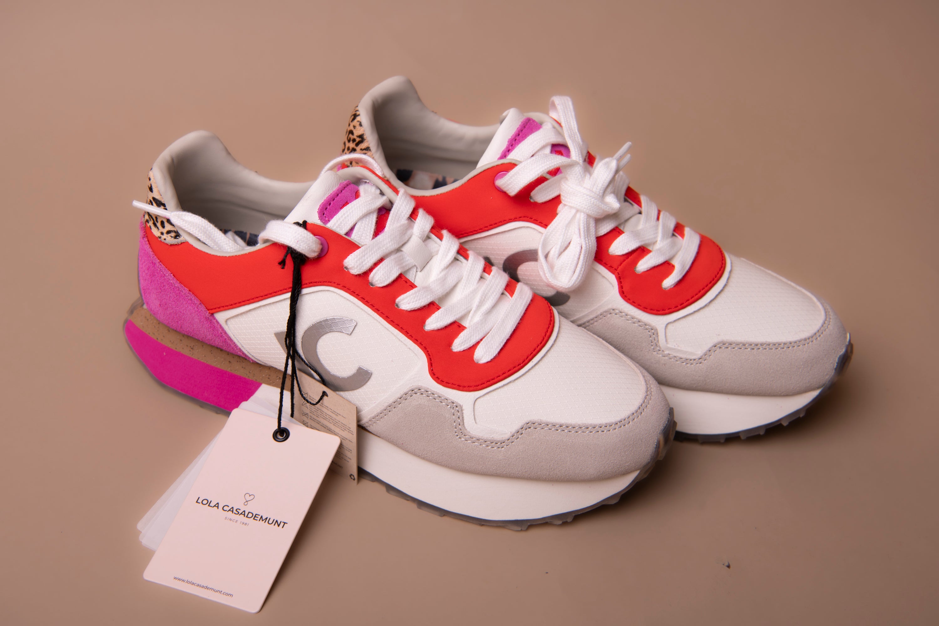 Deportiva con plataforma tricolor en tejidos combinados y detalles en piel