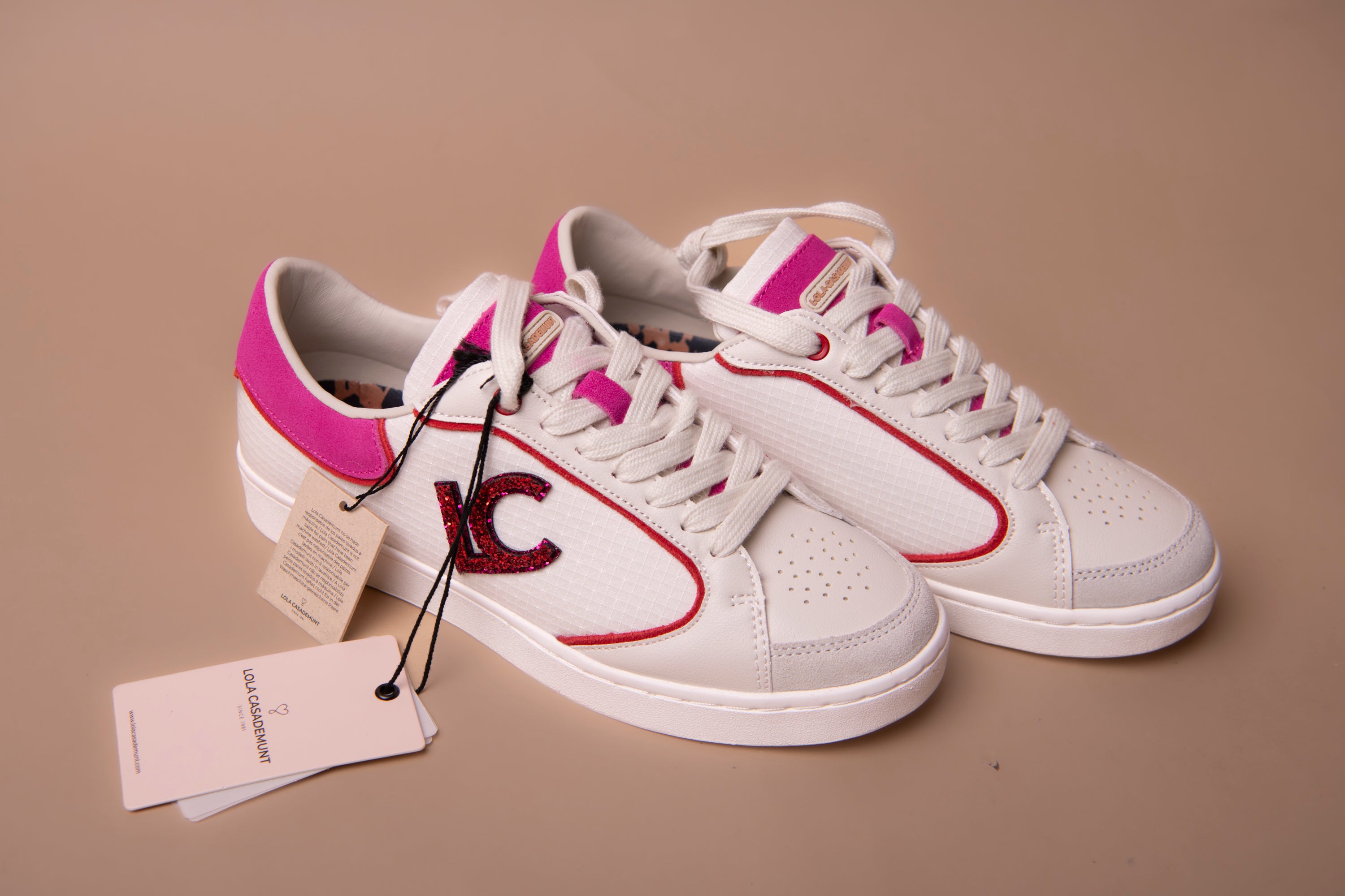 Deportiva con logo en tejidos combinados y detalles en piel