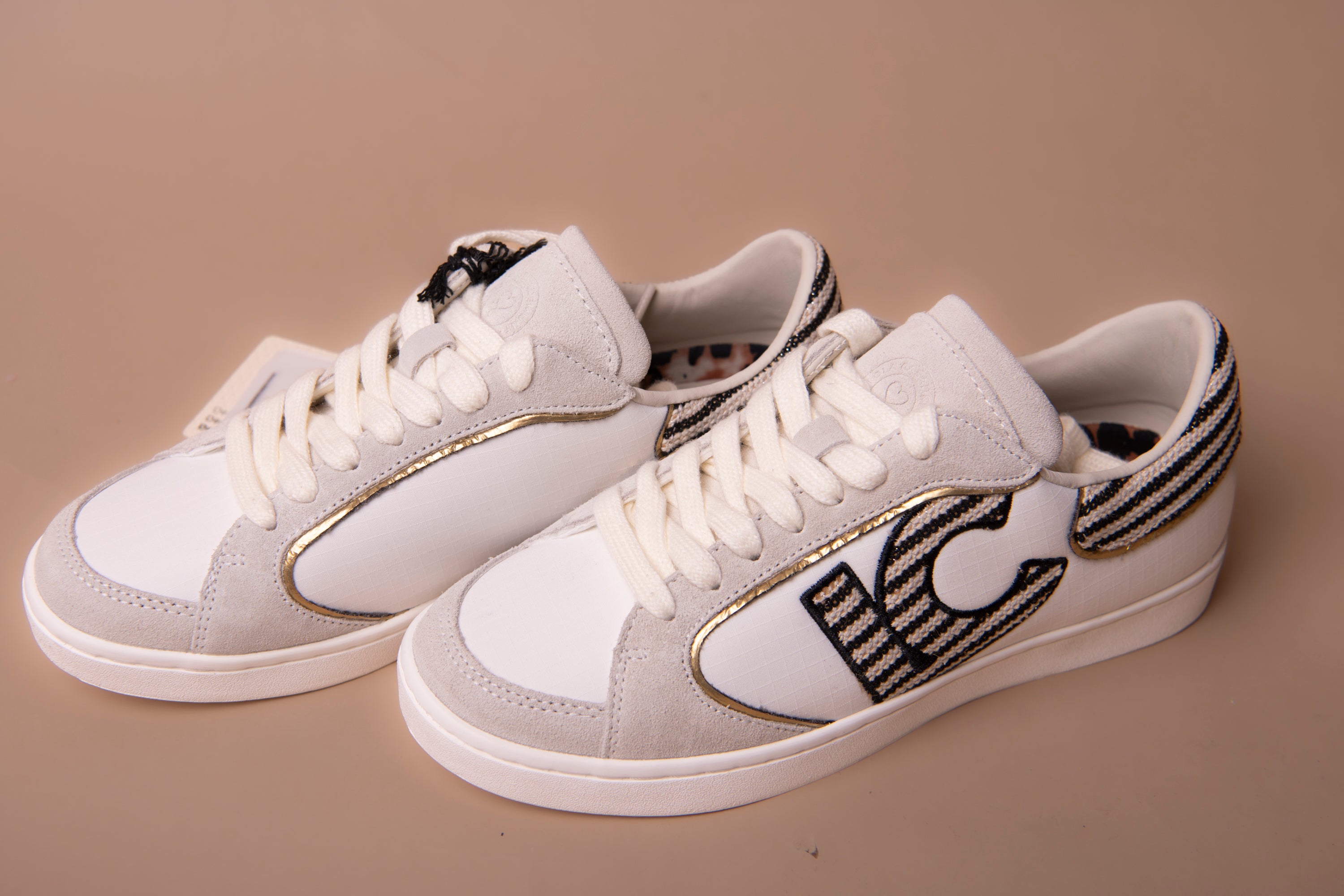 Deportiva con logo en tejidos combinados y detalles en piel