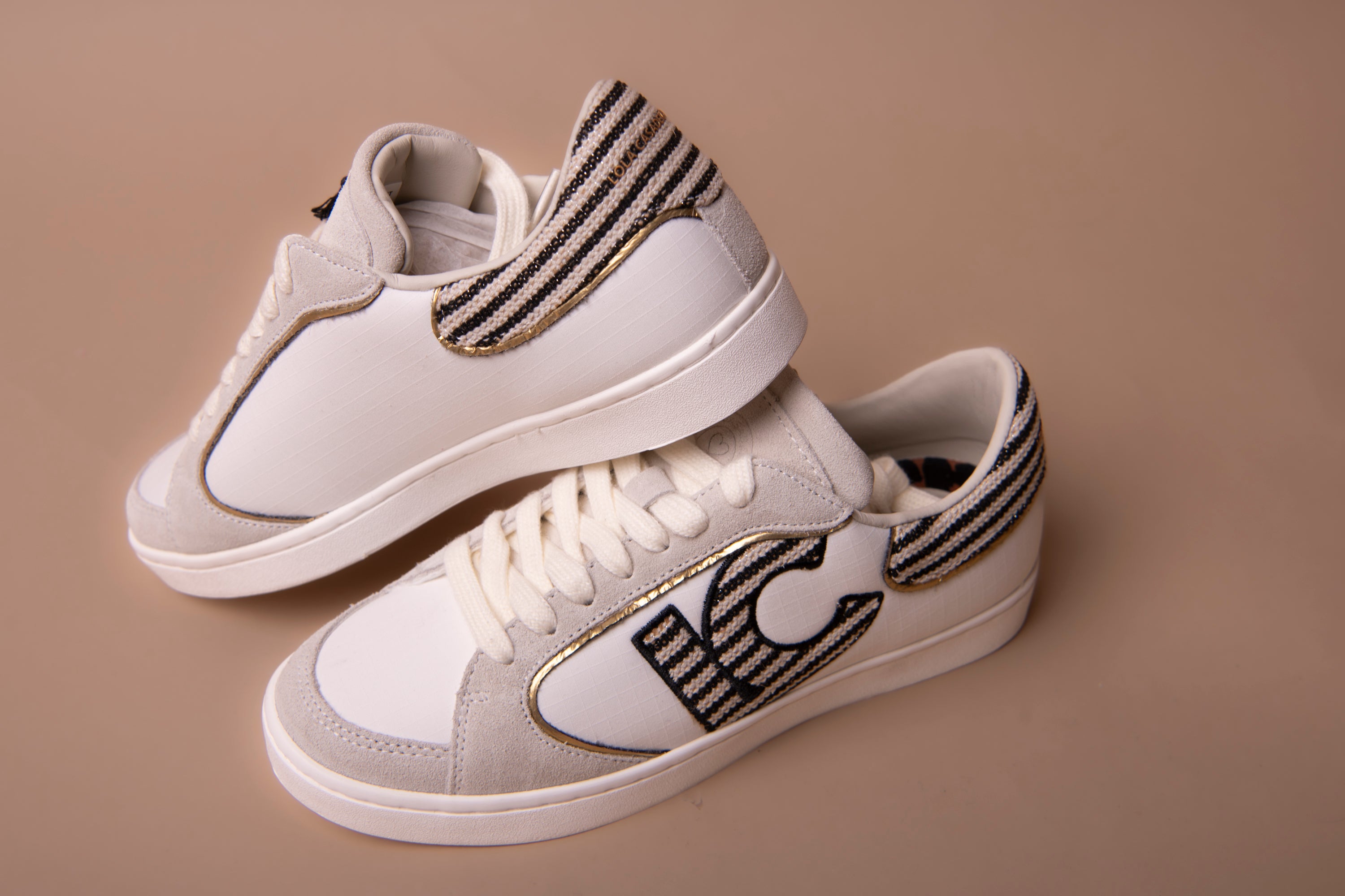Deportiva con logo en tejidos combinados y detalles en piel