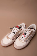 Deportiva en rejillas y diferentes tejidos