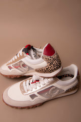 Deportiva en rejillas y diferentes tejidos