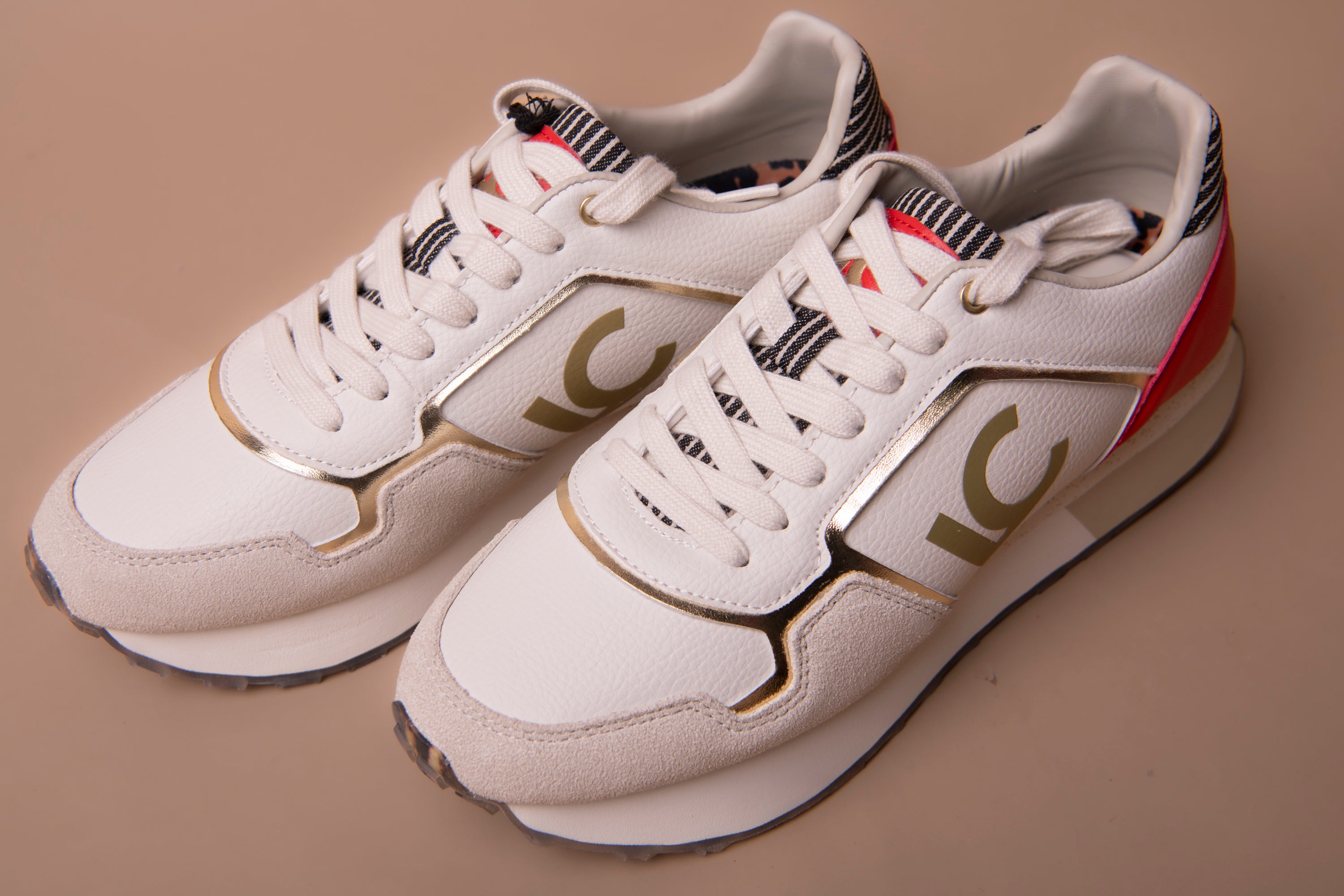 Deportiva con plataforma tricolor en tejidos combinados y detalles en piel