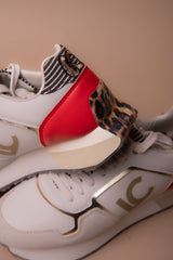 Deportiva con plataforma tricolor en tejidos combinados y detalles en piel