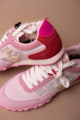 Deportiva en rejillas y diferentes tejidos