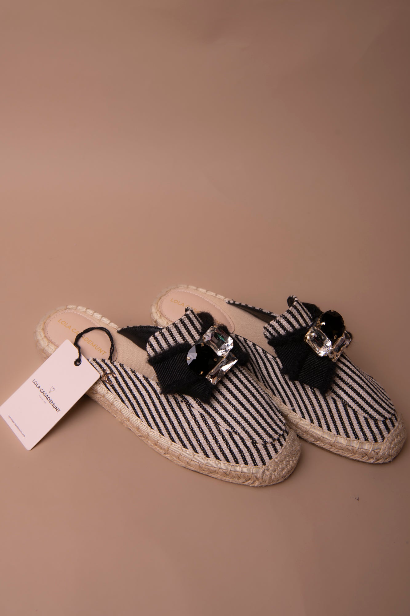 Flat sandal with raffia-effect sole in striped canvas fabric and bow detail