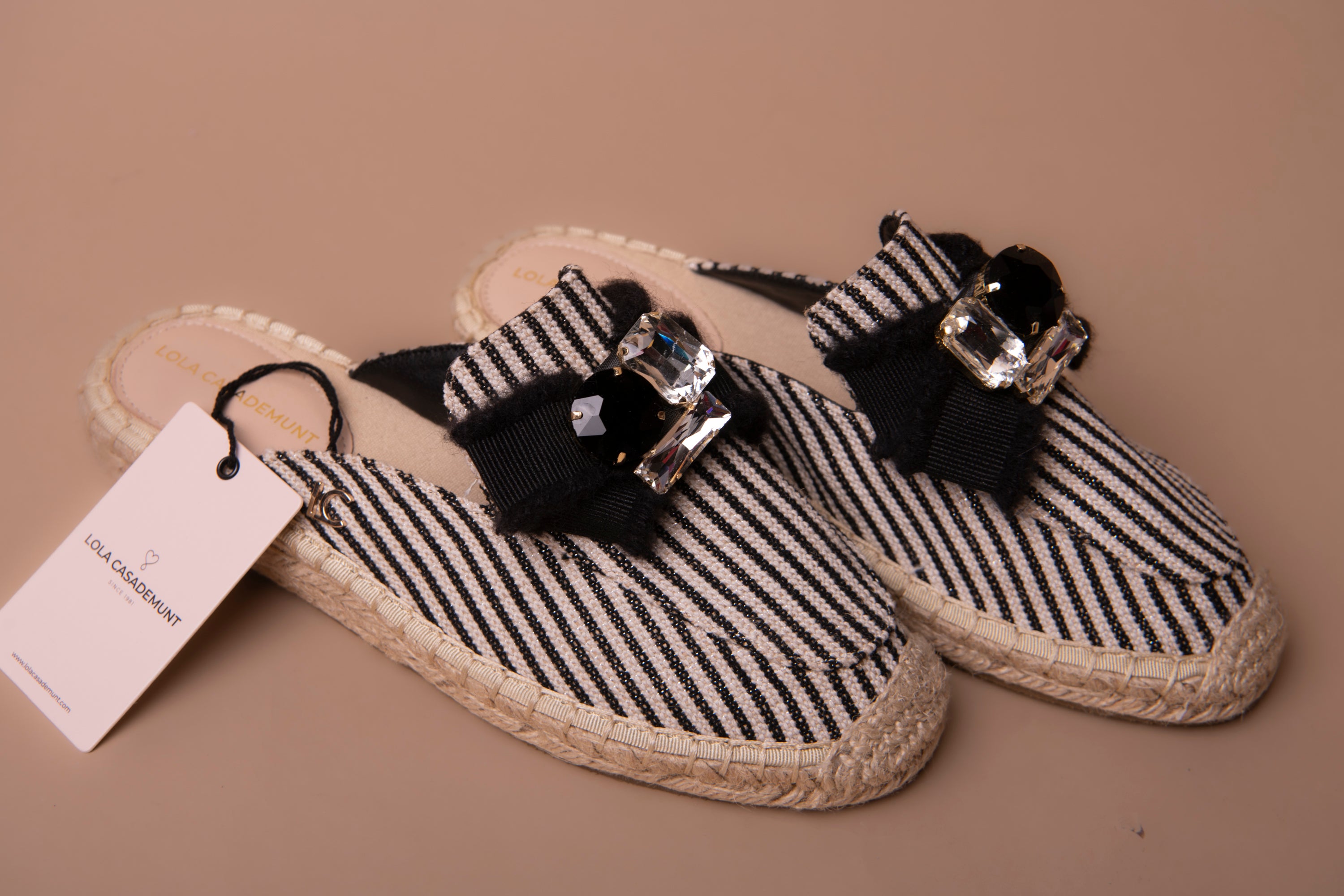 Flat sandal with raffia-effect sole in striped canvas fabric and bow detail