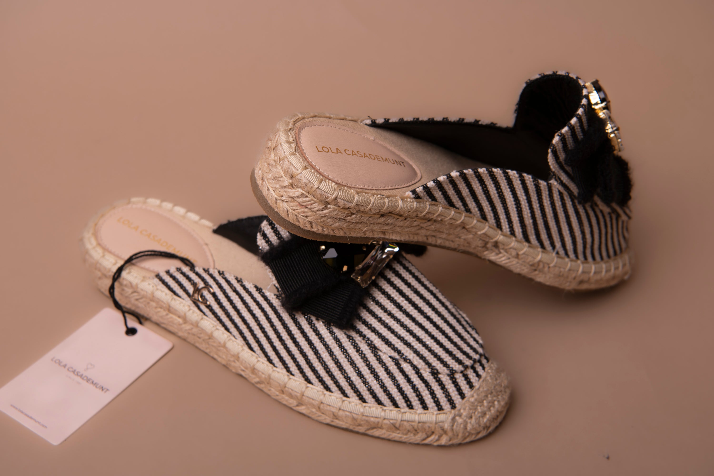 Flat sandal with raffia-effect sole in striped canvas fabric and bow detail