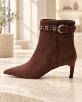 Emanuelle Vee FW26 — EV26I-462M-407-16-T211 — DARK BROWN — vista editorial 1