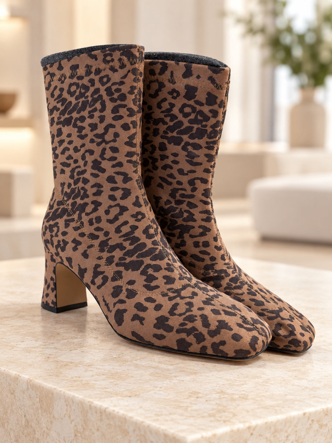 Emanuelle Vee FW26 — EV26I-6462M-403-16-T210 — LEOPARD — vista editorial 2