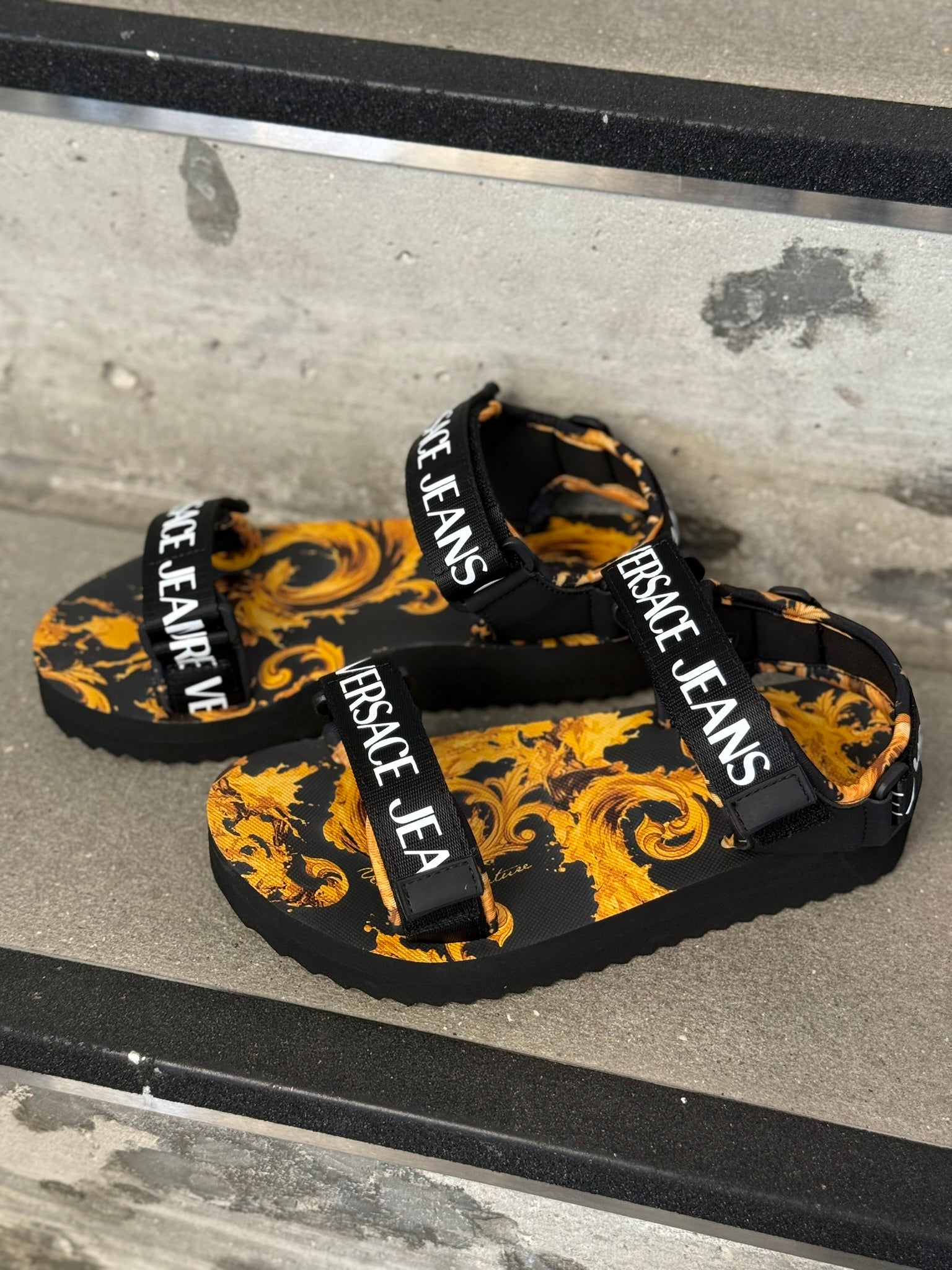 CHINELOS VERSACE JEANS