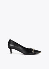 Heeled shoe with personalized and chain detail