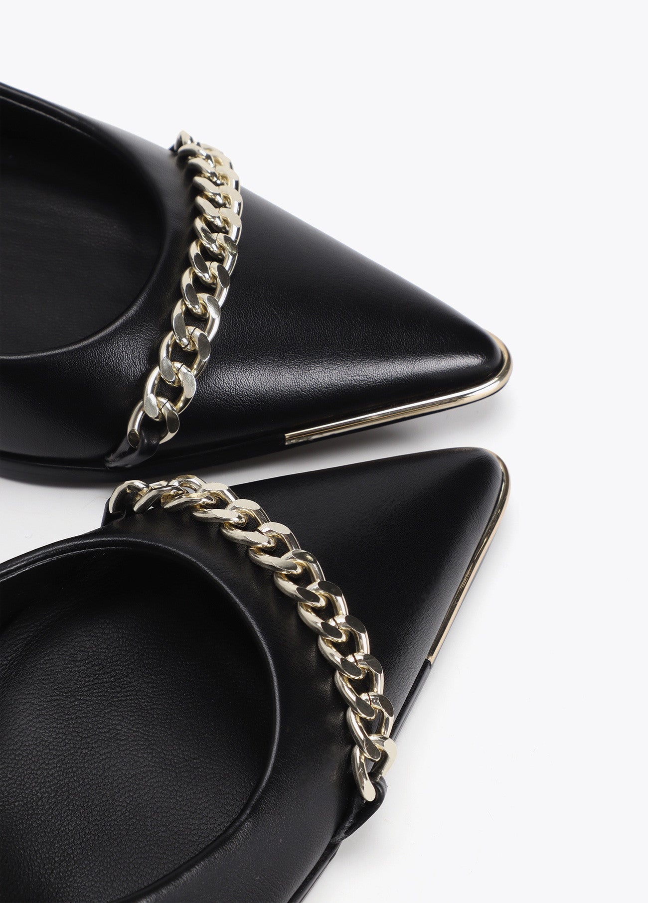 Heeled shoe with personalized and chain detail