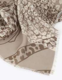 Gradient pleated scarf in animal print