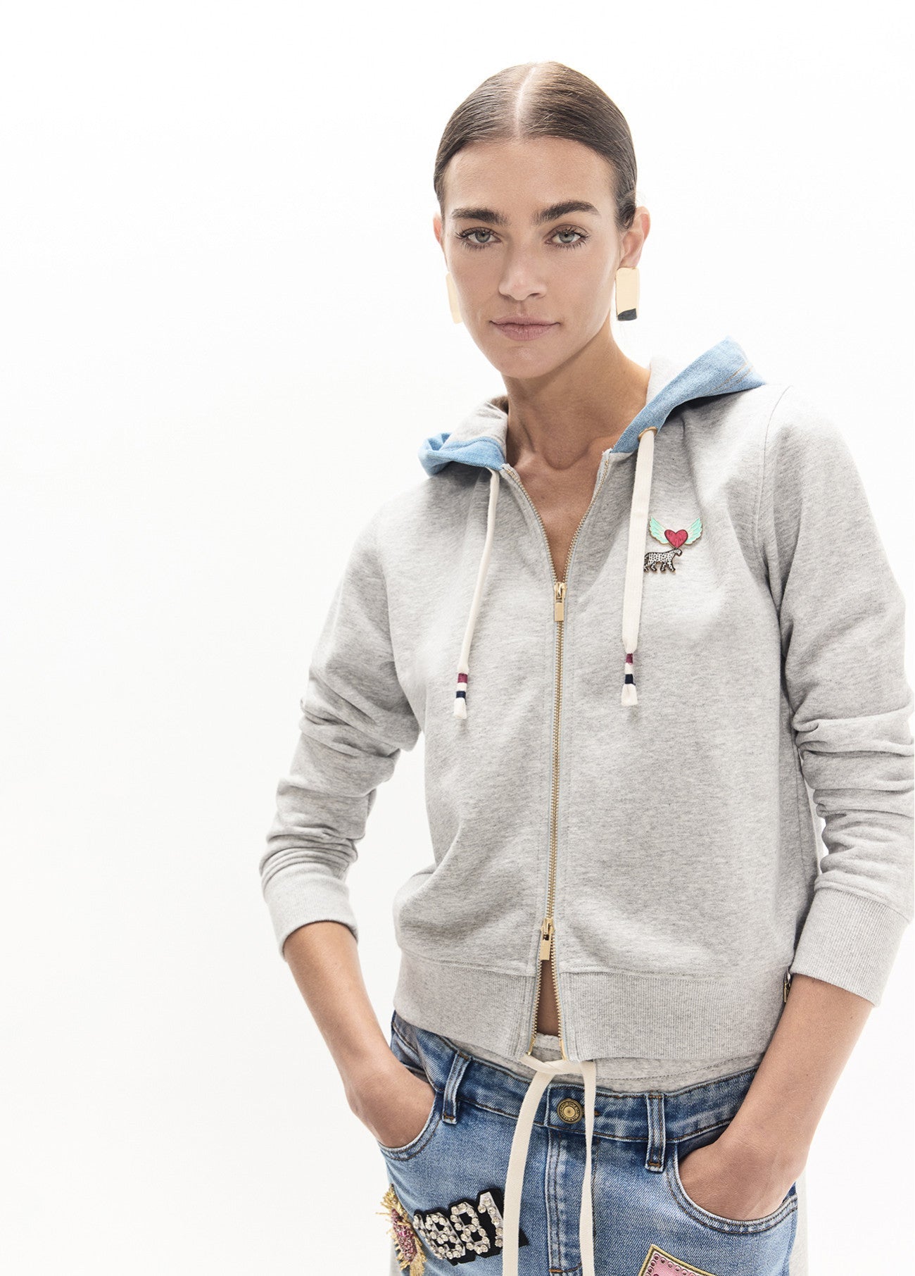 Short zip-up hoodie in denim, pins on the front