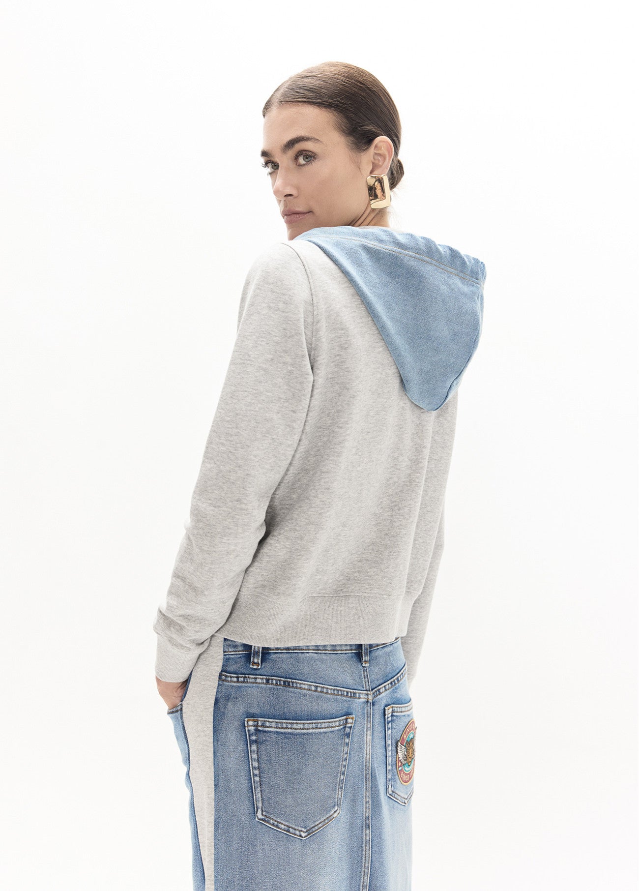 Short zip-up hoodie in denim, pins on the front