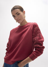 Raglan sleeve sweatshirt with round neck (pleat) embroidered with flowers on both arms