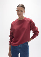 Raglan sleeve sweatshirt with round neck (pleat) embroidered with flowers on both arms