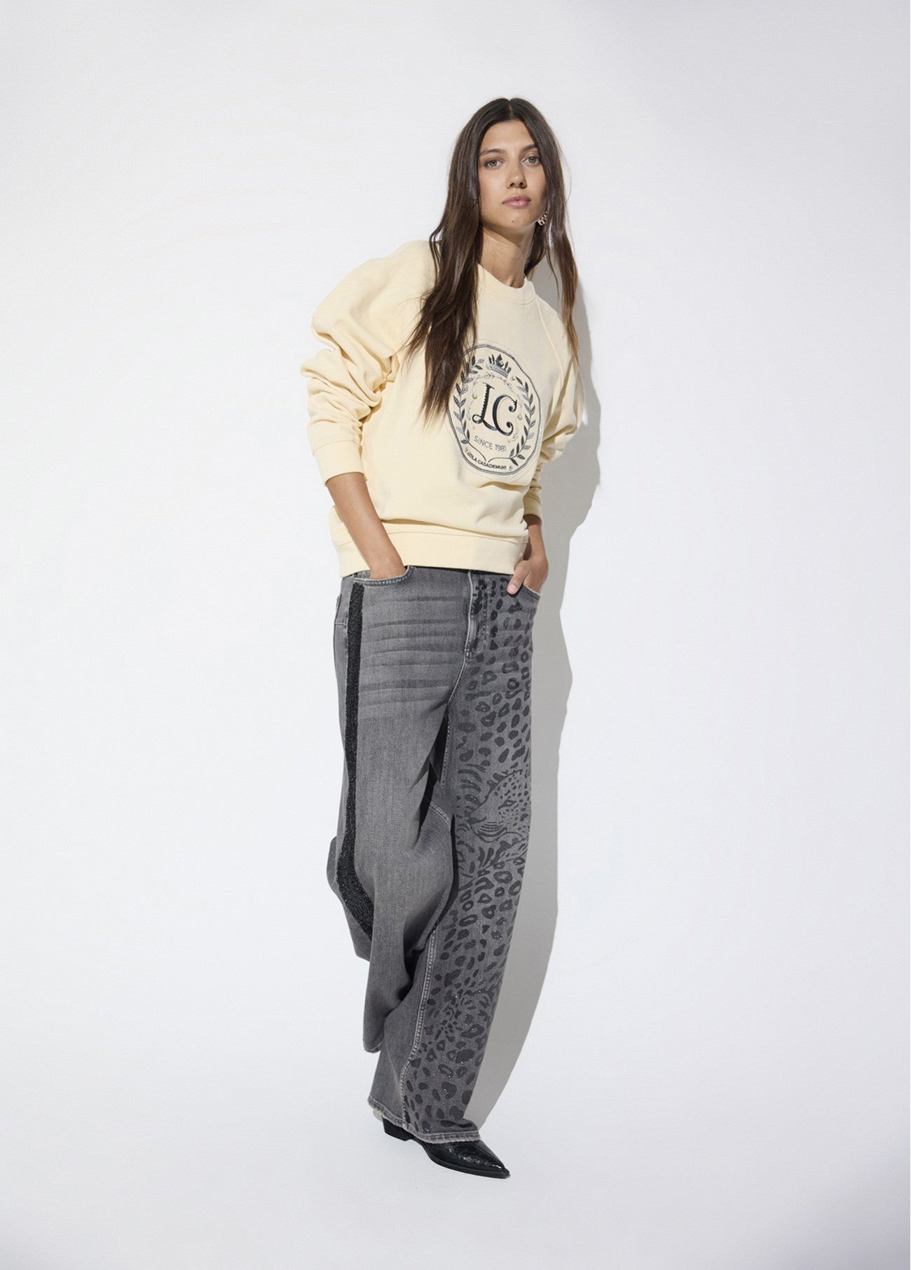 Raglan sleeve sweatshirt round neck, LC patch on the front