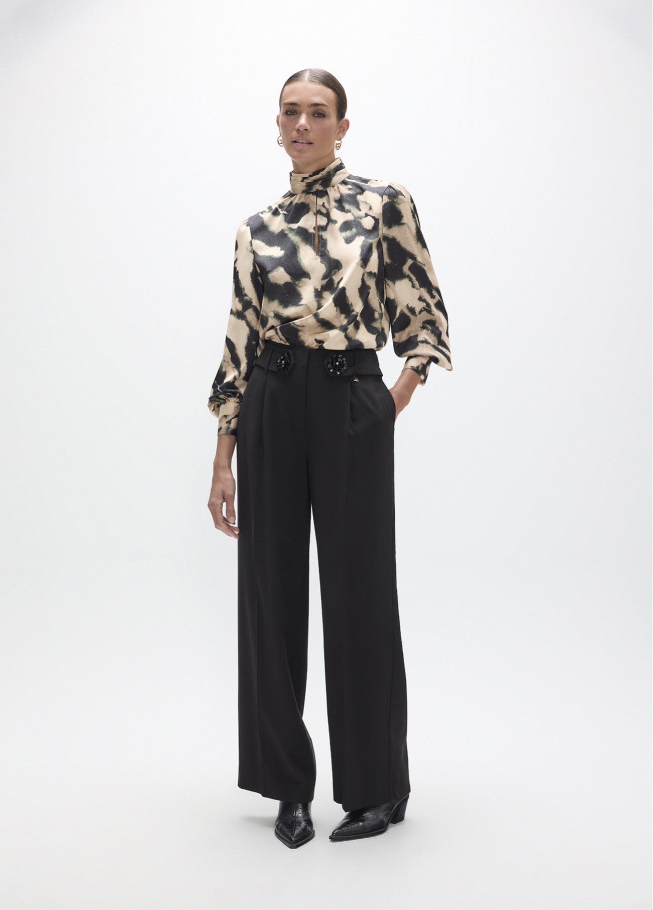 Long palazzo trousers with flower detail at the waist