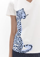 V-neck t-shirt, with side slits and side positioned graphic: leopard   be wild