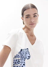V-neck t-shirt, with side slits and side positioned graphic: leopard   be wild
