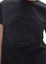 Round neck t-shirt, silhouette with side slits, volume print positioned donut heart design