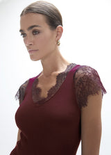 V-neck t-shirt, with lace detail on the neck and sleeves