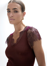 V-neck t-shirt, with lace detail on the neck and sleeves