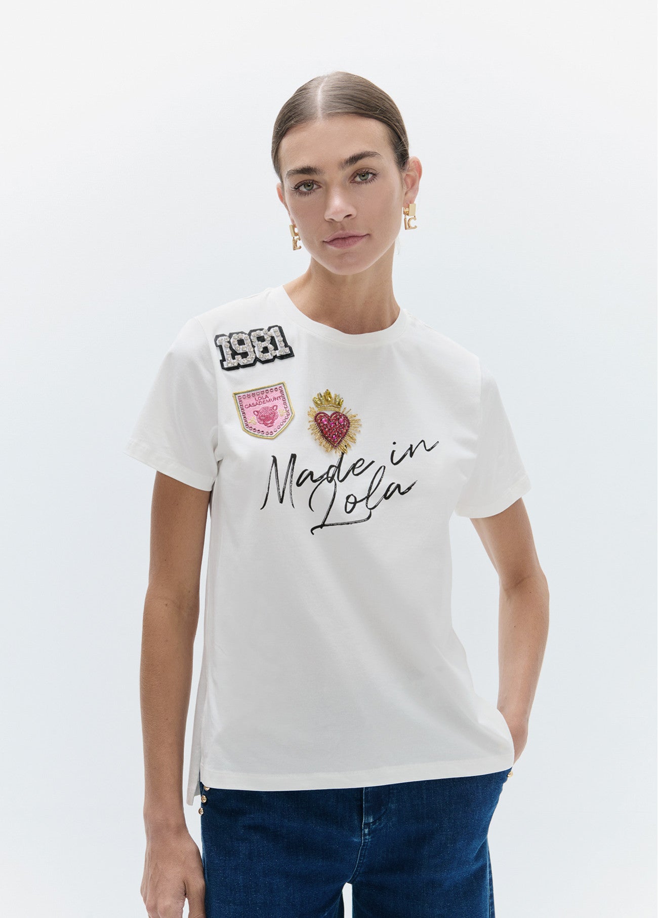 Crew-neck t-shirt with side slits,   made in lola   graphic with patches