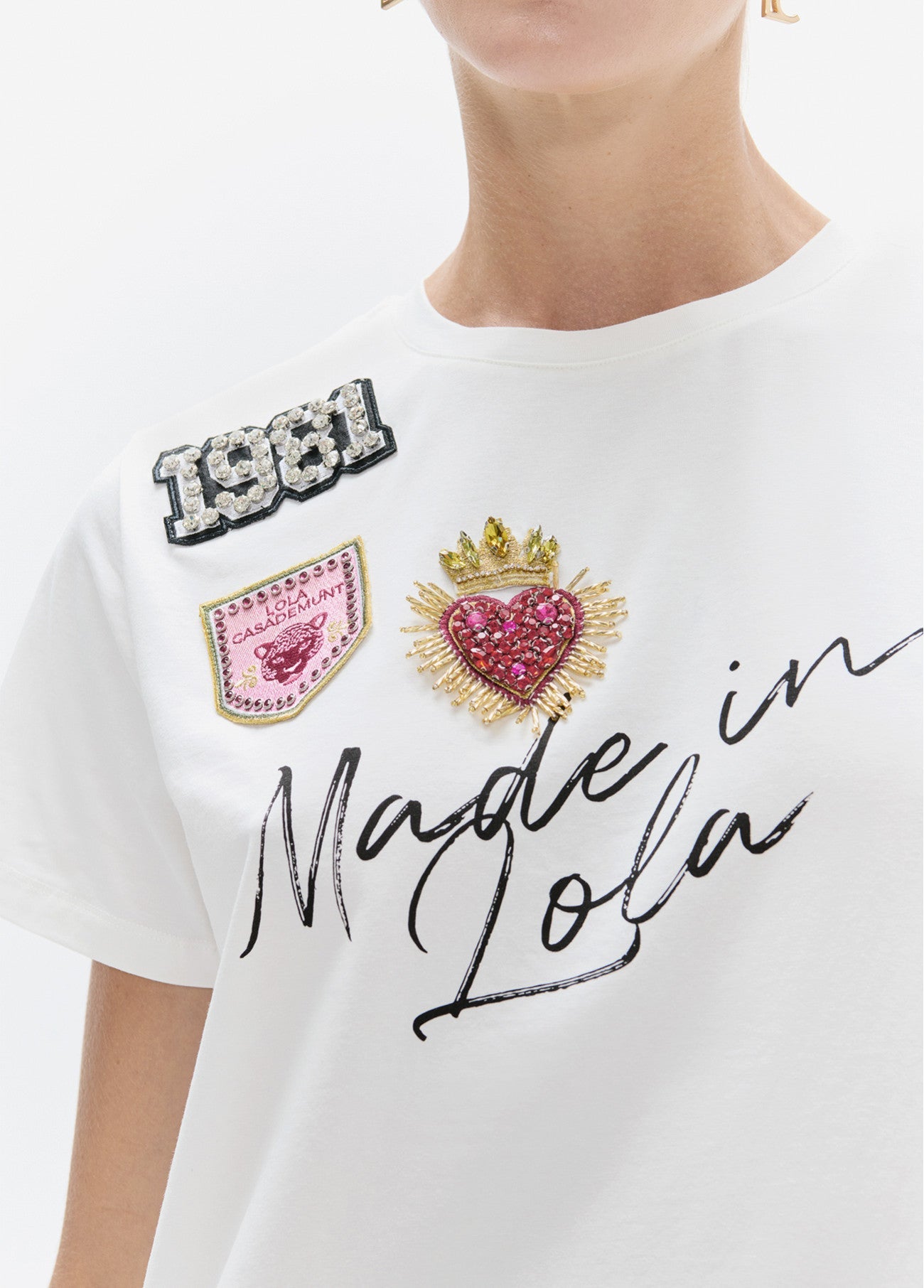 Crew-neck t-shirt with side slits,   made in lola   graphic with patches