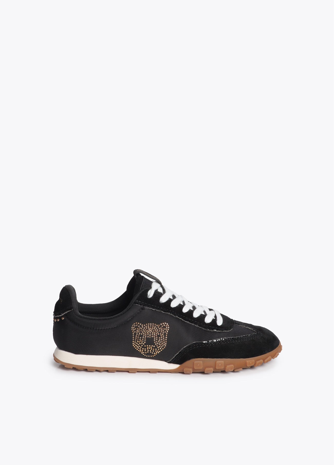Deportiva con motivos en tachas combinada en diferentes materiales y piel 45a