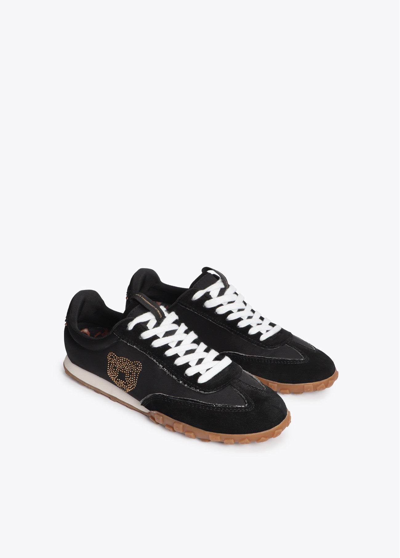 Deportiva con motivos en tachas combinada en diferentes materiales y piel 45a