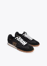 Deportiva con motivos en tachas combinada en diferentes materiales y piel 45a