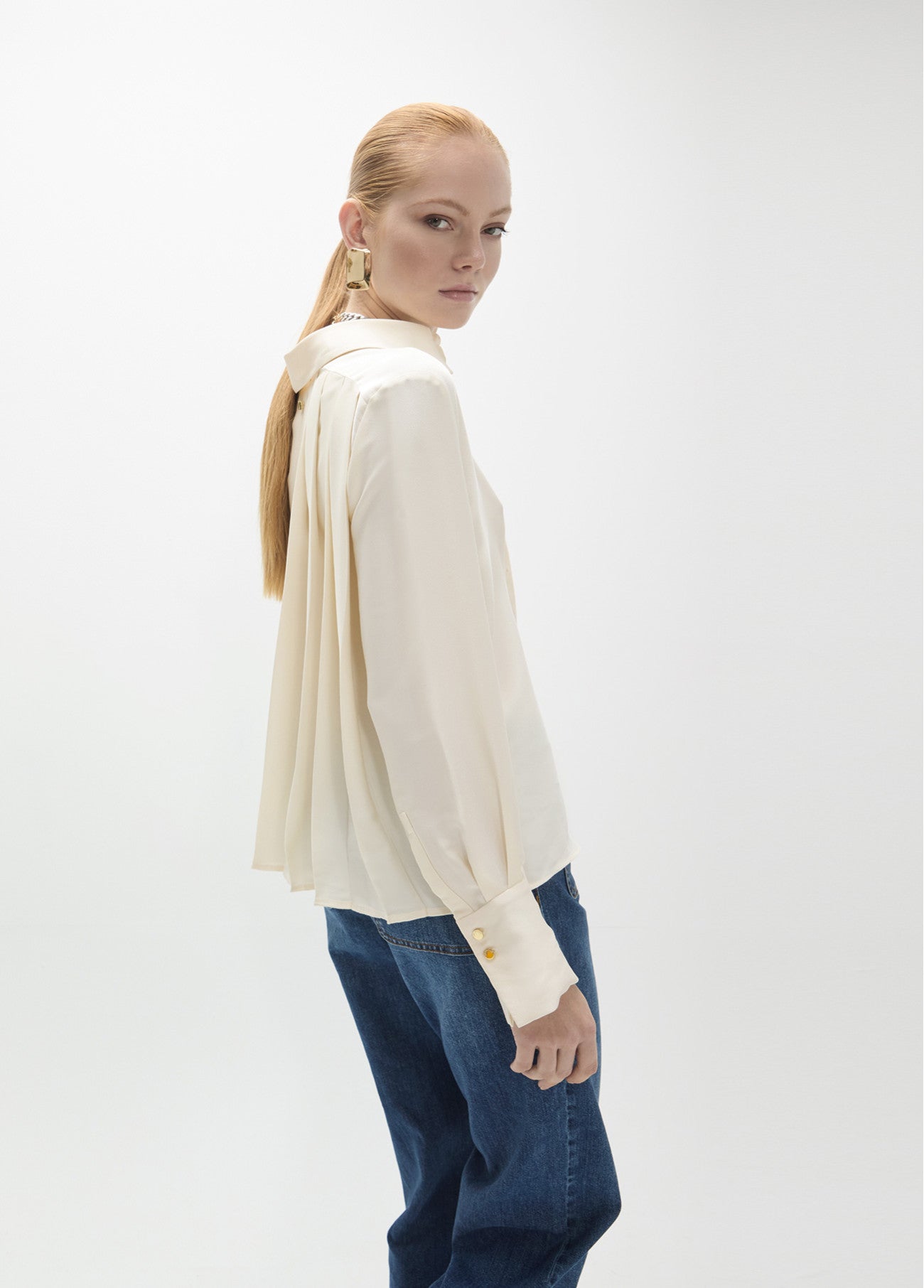 Regular shirt collar shirt with pleated back