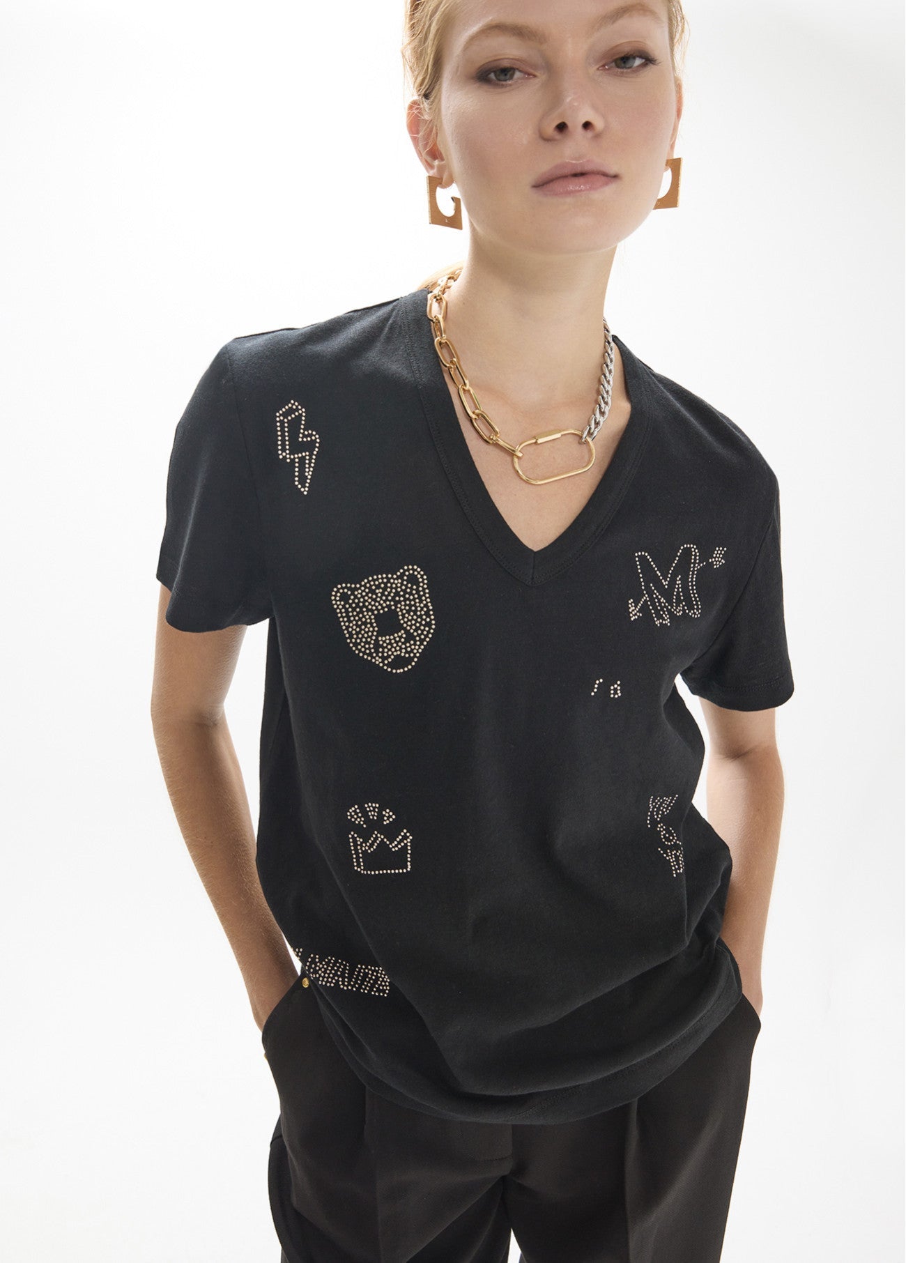 V-neck t-shirt with side slits, printed linen cotton and mini studs