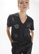 V-neck t-shirt with side slits, printed linen cotton and mini studs