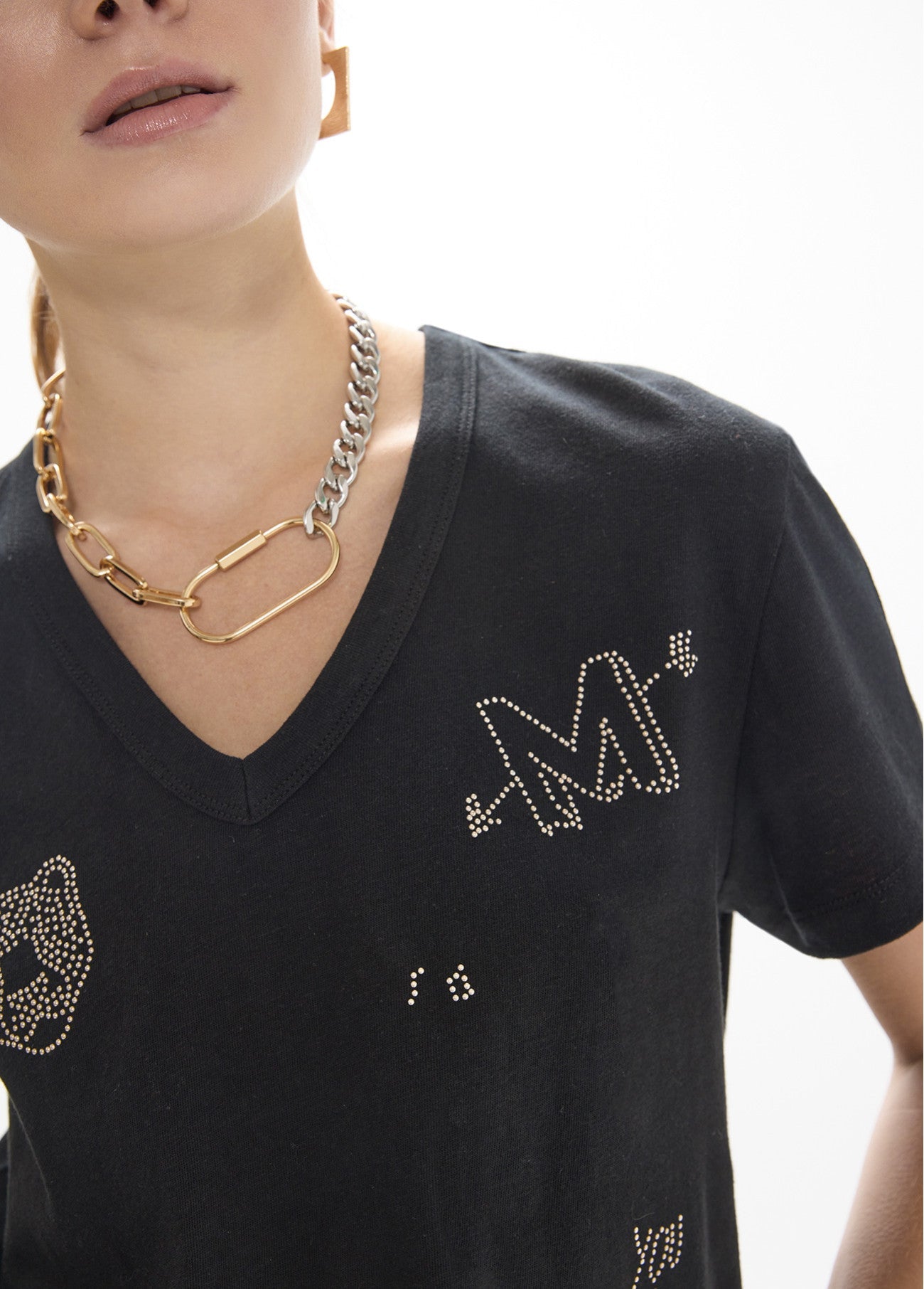 V-neck t-shirt with side slits, printed linen cotton and mini studs