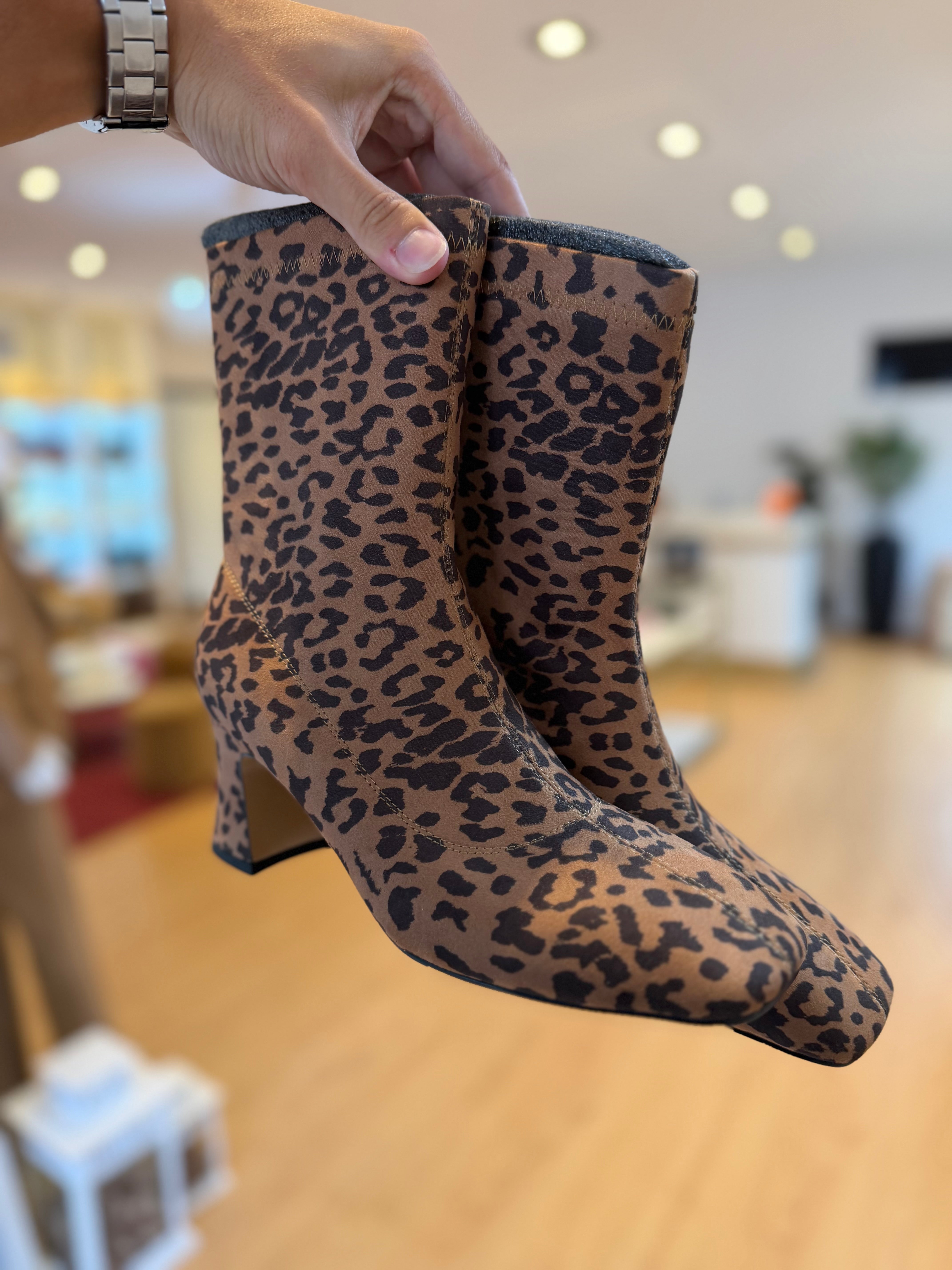 BOTA EMANUELLE VEE